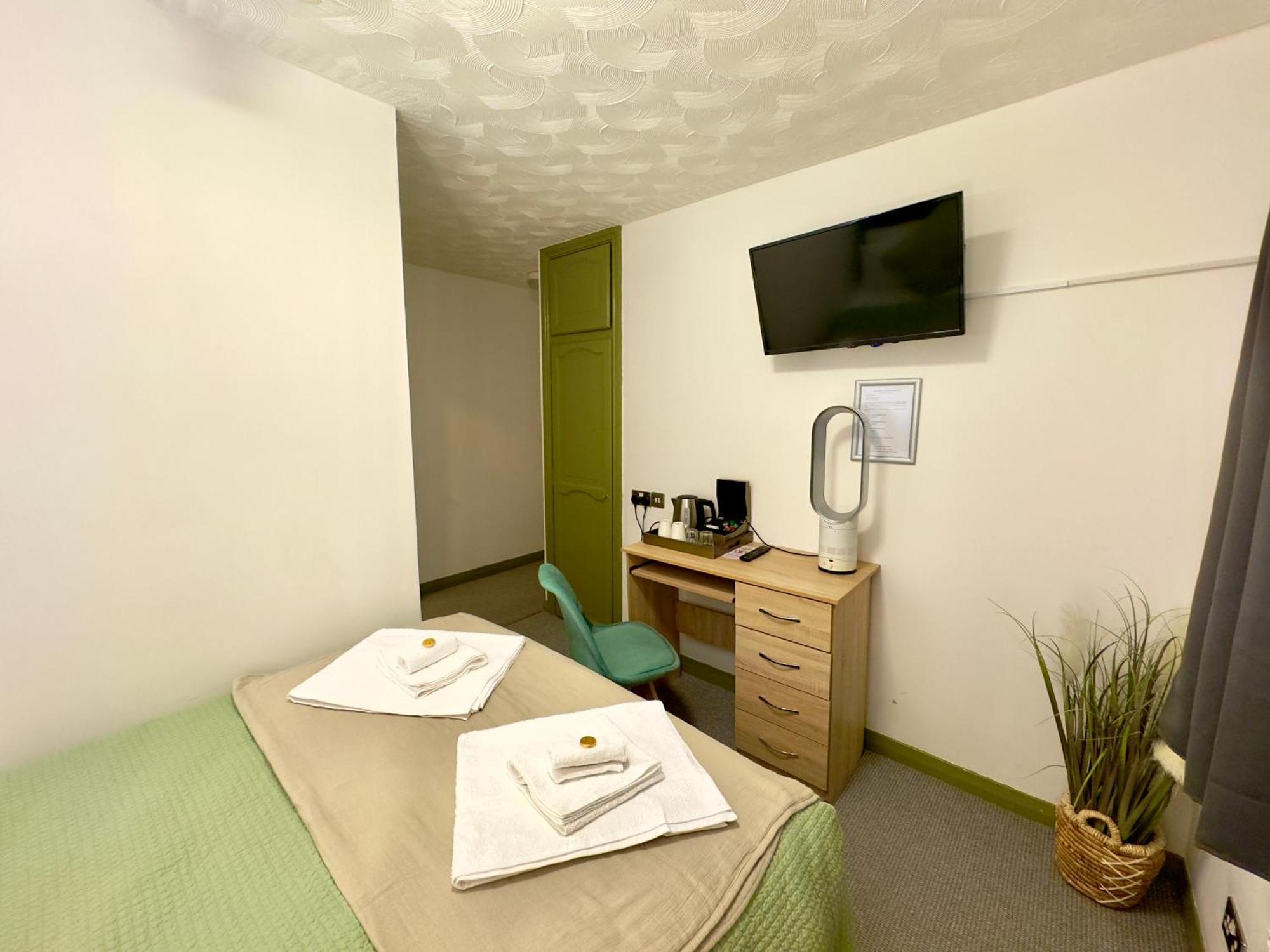 Coastal Park Accommodation Llanelli Esterno foto