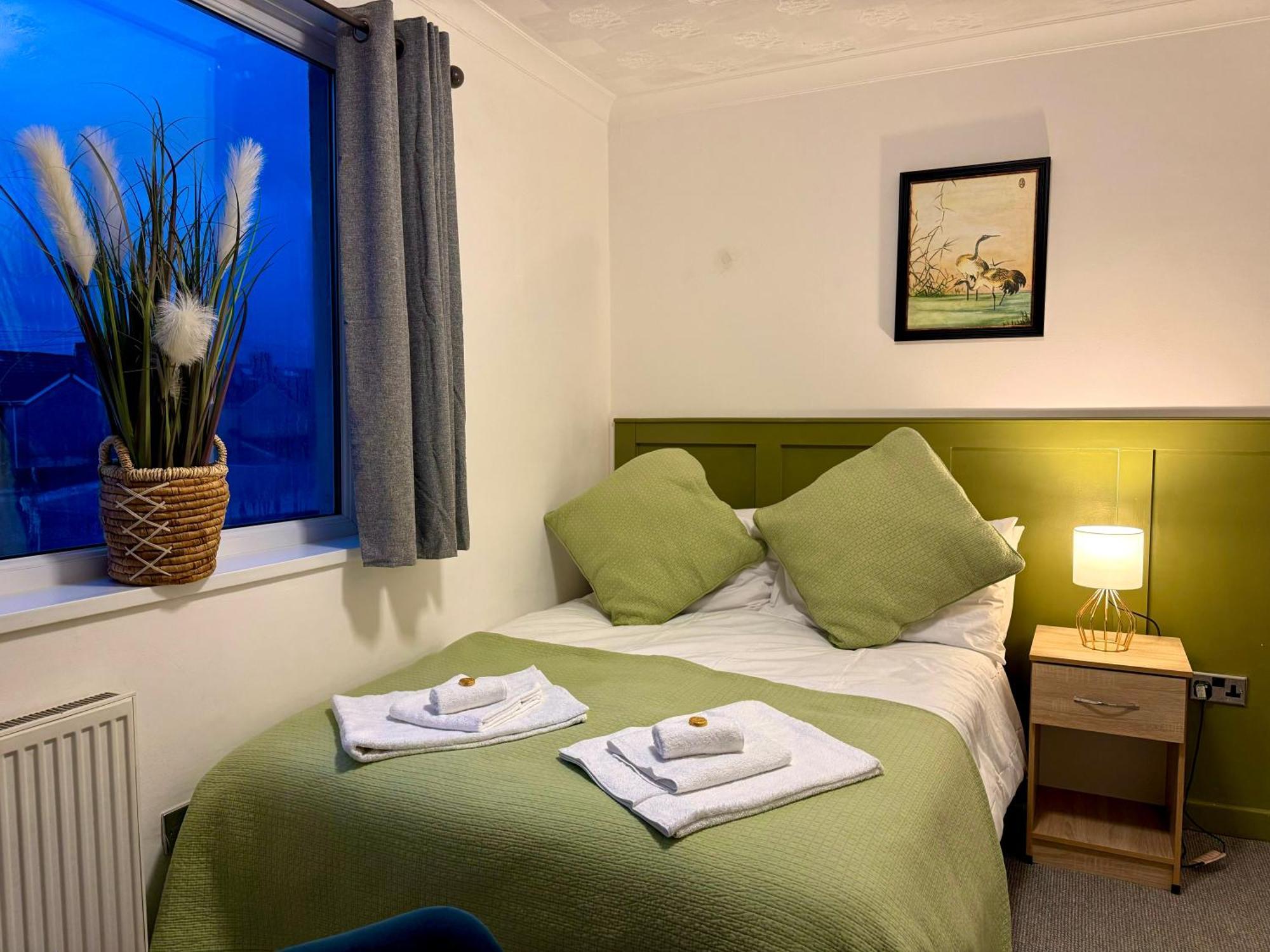 Coastal Park Accommodation Llanelli Esterno foto