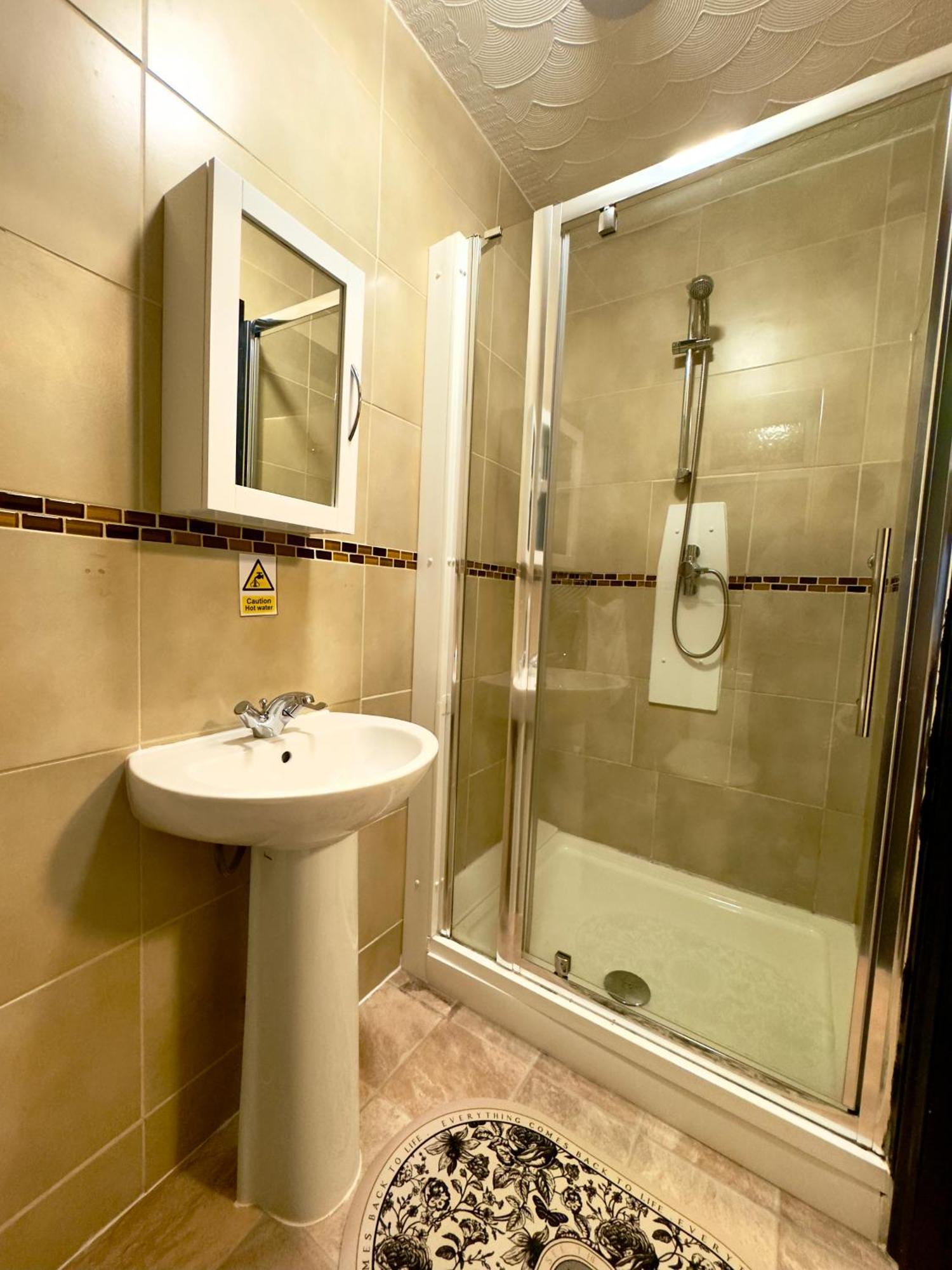 Coastal Park Accommodation Llanelli Esterno foto