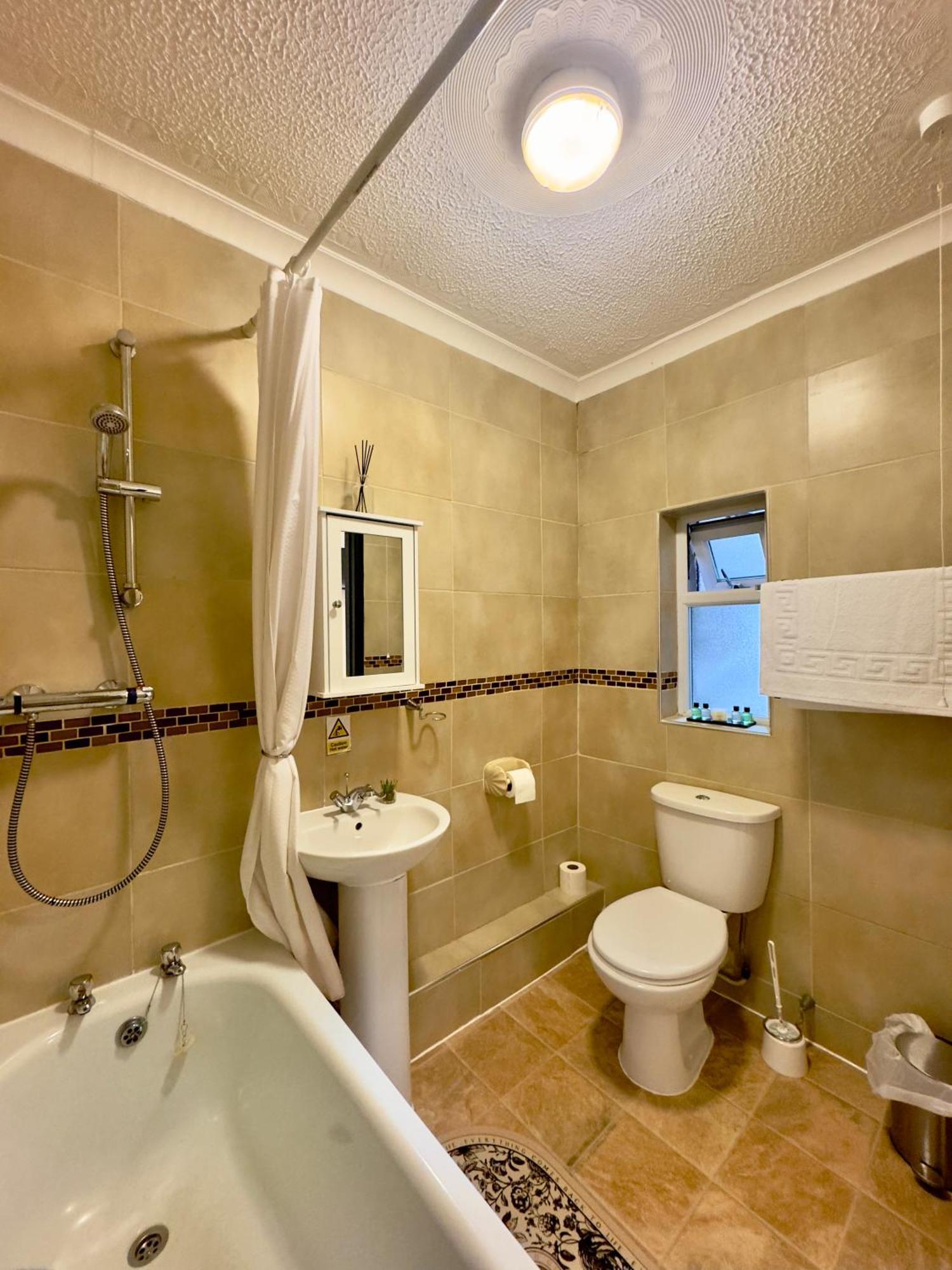 Coastal Park Accommodation Llanelli Esterno foto