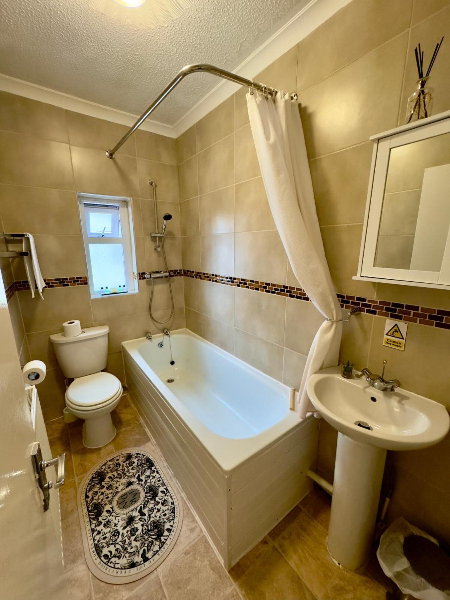 Coastal Park Accommodation Llanelli Esterno foto