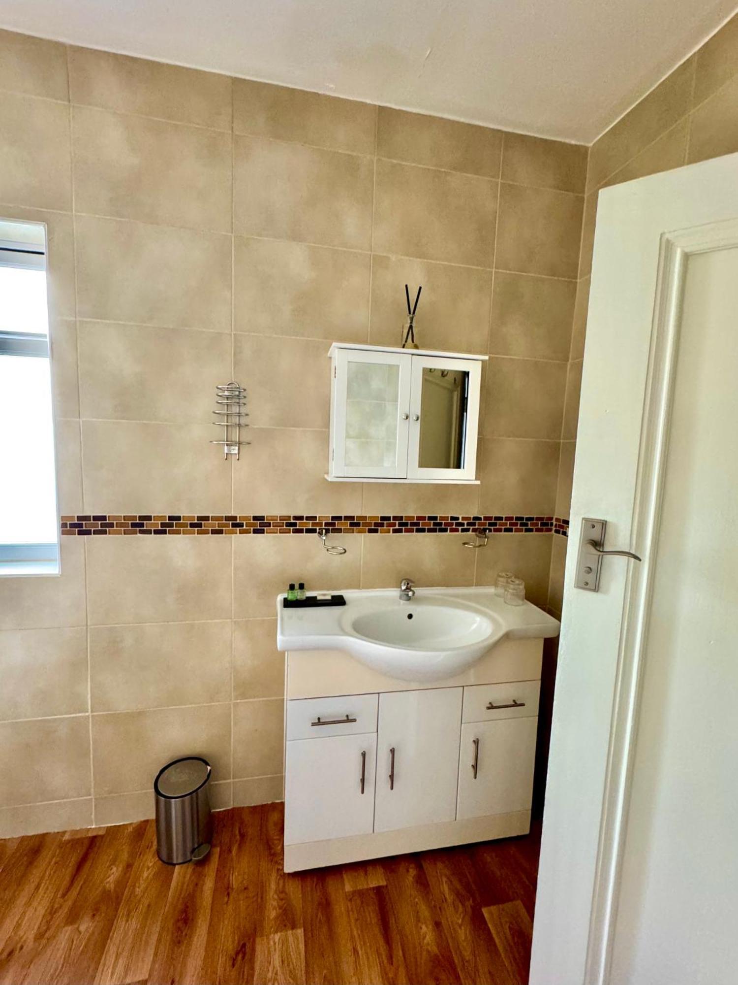 Coastal Park Accommodation Llanelli Esterno foto
